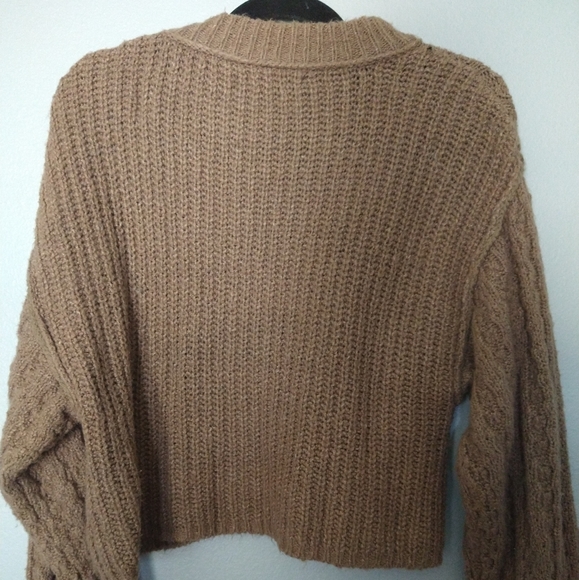 Women's tan drop sleeve, cropped , comfy sweater.M. - Picture 5 of 7